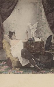 Csinos lány dohányzik alkotó: French Photographer