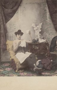 Csinos, félig öltözött lány, levelet olvas alkotó: French Photographer