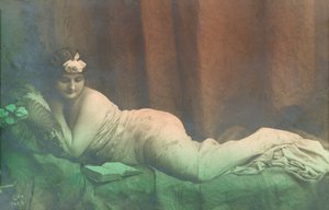 Fekvő lány, olvas alkotó: French Photographer