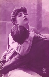 Rózsa színű kép ölelkező párról alkotó: French Photographer