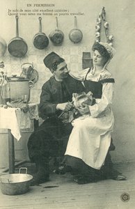 Szolgalaány férfi térdén ül a konyhában alkotó: French Photographer