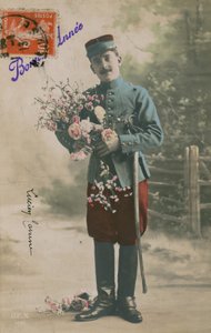 Katona egy csokor virágot hordozó újévi képeslap, 1913 alkotó: French Photographer