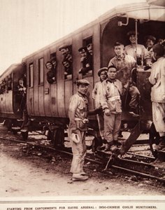 Kezdve a Cantonments for Havre Arsenal-ból: Indokínai kulik munitioners, illusztráció a The Illustrated War Newsból, 1916. szeptember (szépia fotó) alkotó: French Photographer