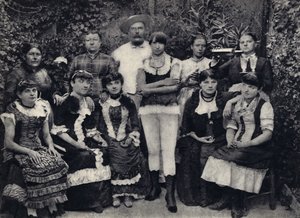 A roueni „Ház”, amely ihlette Maupassant „La Maison Tellier”-t, a bérlők és tulajdonosok portréját. Fényképészet, 19. század vége. alkotó: French Photographer