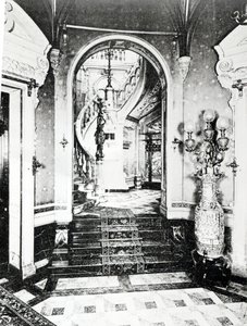Az előcsarnok és az Onyx lépcsőház a Hotel de Paiva-ban alkotó: French Photographer