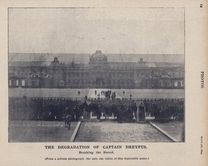 Dreyfus kapitány lealacsonyítása, kardot törve, egy privát fényképről, amely az egyetlen, amely erről a siralmas jelenetről készült (f/w fotó) alkotó: French Photographer