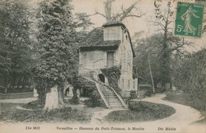 A Hameau de la reine-i malom, Marie Antoinette számára épített rusztikus menedékhely a Versailles-i kastély parkjában, a Petit Trianon közelében. 1913-ban feladott képeslap. alkotó: French Photographer