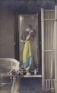 Csókolózó fiatal pár tükörképe (színezett fotó) alkotó: French Photographer
