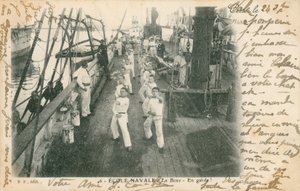 Gyakornok tengerészek egy francia haditengerészeti iskolában, akik bokszleckét tartanak a fedélzeten. 1913-ban feladott képeslap. alkotó: French Photographer