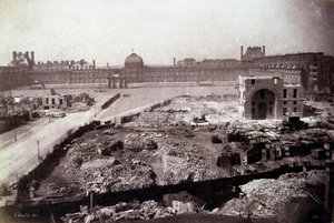 Párizs átalakulása a második birodalom alatt, Haussmann munkái: a Place du Carrousel látképe az egykori párizsi király istállójának lebontásakor. Ez a hely a II. Birodalom idején III. Napóleon által végrehajtott átalakítások része volt. 18