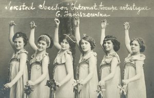 Csapat fiatal női táncosok, mosolyogva alkotó: French Photographer