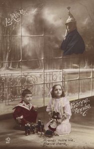 Két gyerek játszik a játékaival, és a katona apjukra gondol (színezett kép) alkotó: French Photographer