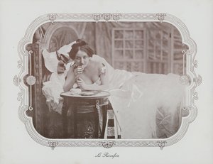 Nő pihen az ágyban (f/w fotó) alkotó: French Photographer
