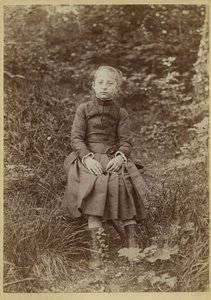 Fiatal lány vidéken, Franciaország, 1890 körül (fekete-fehér fotó) alkotó: French Photographer