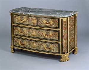 Egy XIV. Lajos komód, 1710 körül (polikróm teknőspáncél és sárgaréz berakás)