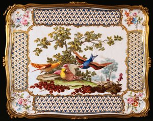 XV. Lajos Sevres tálcája három egzotikus madárral díszítve egy tájban, egy kávézó asztal tetejét képezve, 1761 alkotó: French School