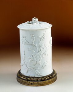 Art France: arany bronzba szerelt dohányfazék. Puha Saint Cloud porcelán alkotó: French School
