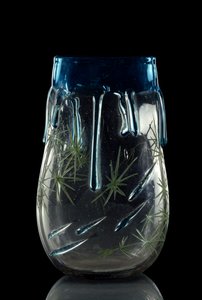 Art France: a váza az 1875-1878-as versszakot valósítja meg színezett üvegben, sírdekorációval és enamaille-val. Párizs, Musee d