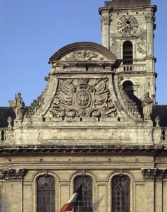 Barokk építészet: a Hotel de Ville (1717-1721) homlokzata, Heroguelle. Fronton, amely a város fegyvereit ábrázolja: "" Sas csőr és szög""", amelyet két szobor vesz körül, amelyek az Igazságot és az Erőt szimbolizálják. Aire sur la liys (Aire-sur-la-Lys), P alkotó: French School