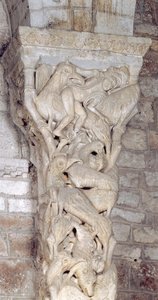 Faragott trumeau a belső portálról alkotó: French School
