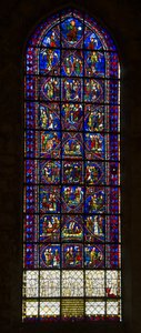 Chartres-i katedrális, ólomüveg: apollináris szent élete és angyalok kórusa alkotó: French School