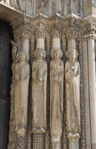 Cathedrale de chartres, a királyi kapu központi öblének jobb oldalán lévő tűz részlete, balról jobbra, egy próféta, Dávid király, királynő, Salamon alkotó: French School