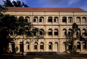 Gyarmati építészet Vietnamban: A Puginier Iskola részlete, Monsignor Puginier által alapított keresztény iskola, 1898-ban épült, katonai stílusú építészet. alkotó: French School