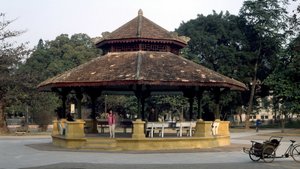 Gyarmati építészet Vietnamban: A kioszk „indokínai” stílusú zenét kínál, 1920-ban épült a hanoi Paul Bert téren. 1889-ben váltotta fel az első fémszerkezetet, amelyet egy francia cég rendelt el. alkotó: French School