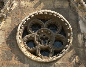 Rozettát ábrázol a nyugati homlokzaton alkotó: French School