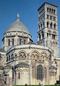 A chevet külső képe az obszidián kápolnákkal és a harangtoronnyal, 1125-1135 körül épült alkotó: French School