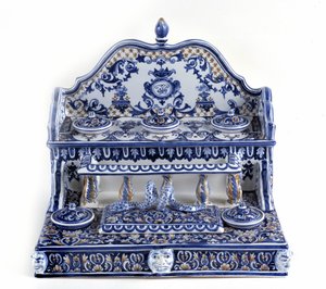 Francia kalligráfia: Gien porcelánból készült, 40 centiméter összhosszúságú darab, nagyon jól reprezentálja a 18. századot. Két lépcsőn 5 tintaágy található, valamint egy téglalap alakú csőlemez. Párizs, a tollmúzeum. alkotó: French School