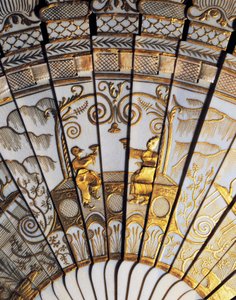 Teljes bordás kézi ventilátor chinoiserie-vel elefántcsontból, arany flitterekkel, szalaggal és selyem szatén csővel alkotó: French School