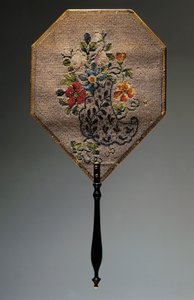 Kézi legyező, szatén borítású kártya gyöngyhímzett virágmotívummal, fa fogantyúval, hossza 41,9 cm alkotó: French School