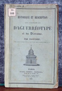 A dagerrotípia és a dioráma folyamatainak története és leírása, a Daguerre és Giroux által 1839-ben forgalmazott fényképezőgéphez mellékelt kézikönyv alkotó: French School