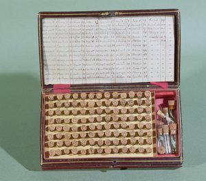 Homeopátiás gyógyszeres bőrönd, 19. század 2. fele alkotó: French School
