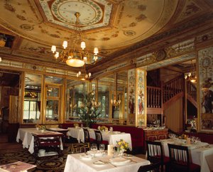 Belső kilátás a 18. században megvalósult „” Le Grand vefour” étteremre a Palais Royal kertjében. Párizs. alkotó: French School