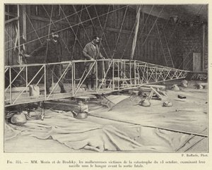 MM Morin és de Bradsky, az október 13-i katasztrófa szerencsétlen áldozatai, a hangár alatti kosarukat vizsgálják a halálos kijárat előtt (metszet) alkotó: French School