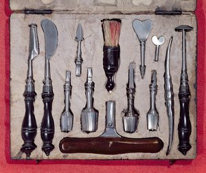 Orvosi tok trepanning eszközökkel (fa és fém)