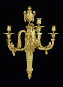 Az egyik XVI. Lajos háromágú fali lámpája, 1775 körül (ormolu)