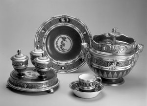 Plat de Menage, edény, csésze és csészealj és fagylaltos tál a Blue Cameo Service-től, Sevres, 1778-79 (lágypaszta porcelán)