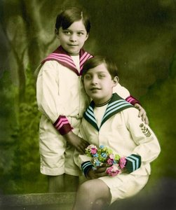 Két fiú portréja 1898 körül (kézzel színezett fotó) alkotó: French School