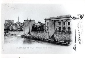 Képeslap, amely uszályokat ábrázol a Loire-parton a franciaországi Saumurban, 1914 előtt (f/w fotó) alkotó: French School