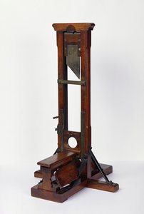 A guillotine kicsinyített modellje (fa és fém) (lásd még: 216411)