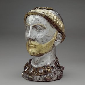 Saint Yrieix ereklyetartó mellszobra, 1220-40 körül (aranyozott ezüst hegyikristállyal, drágakövekkel és üveggel) alkotó: French School