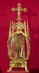 Szt. Attália (kb. 697-741) kezét tartalmazó ereklyetartó 12-15. század (réz, aranyozott ezüst és hegyikristály) alkotó: French School