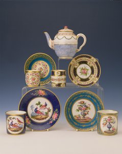 Válogatás teáskannákból, tányérokból és csészékből, 1770 körül (porcelán)