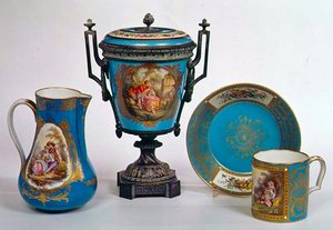 Sevres-i kék celeste korsó, bögre, urna és tányér, mind a 18. század eleje (porcelán)