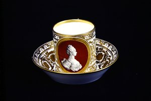 Sevres csésze és csészealj Marie-Antoinette képmásával, 1773–1774 körül (porcelán)