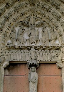 A déli portál timpanonja, amely a trónoló Krisztust ábrázolja egy Beau Christ figurával a lenti trumeau-n, XII. század alkotó: French School