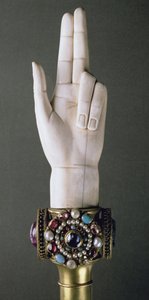 Az igazság keze, Szent Dénes kincséből (elefántcsont és drágakövek) (lásd még: 154946)